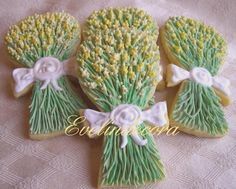 decorated cookies are arranged in the shape of flowers