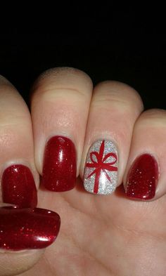 Cute Christmas Nails Red And Green, Short Gel Nails Christmas Simple, Christmas Shellac Nails Winter, Christmas Biab Nails Red, Gnome Christmas Nails Art, Christmas Holiday Nails Winter, Advent Nails Art Ideas, Red And Silver Holiday Nails, Christmas Nail Designs Dip Powder