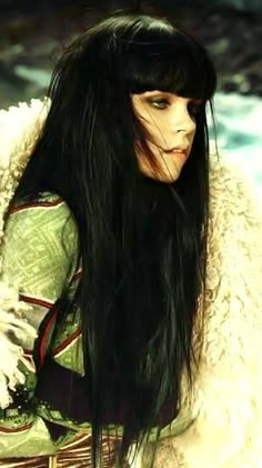 dark color Long Black Hair Bangs, Hairstyles Long Black Hair, Dark Hair Bangs, Black Hair Bangs, Hair Pale Skin, Straight Black Hair, Long Dark Hair, Hair Bangs, Trendy Hair Color