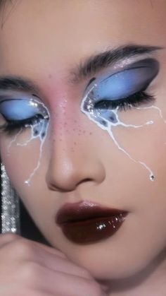 Blue Hair Makeup Looks, Makeup With Blue Eyes, Unique Makeup Looks Creative, Sleepy Eyes Makeup, Pastel Makeup Looks, Blue Makeup Look, Blue Makeup Looks, Plouise Makeup, Pastel Makeup