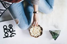 A Nutritionist Explains: How to Take Control of Late Night Snacking | Hello Glow https://helloglow.co/late-night-snacking/ Buttered Popcorn, Pyjamas Party, Her Campus, Late Night Snacks, Night Snacks, Jeffree Star, Cara Delevingne, Boost Metabolism, Simple Tricks