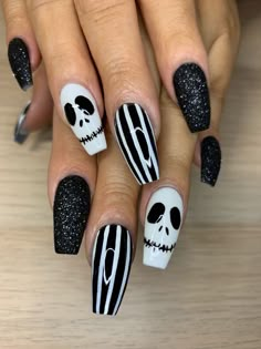 Halloween Fingernails, Jack Nightmare Before Christmas, Black And White Halloween, Holloween Nails, Halloween Acrylic Nails, White Halloween, Halloween Nail Designs, Gothic Halloween, Halloween Nail