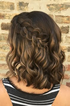 how perfect is this simple + elegant braided hairstyle? | hair by goldplaited | easy braided hairstyle | half up half down hairstyle | short hair Short Punk Hair, Casual Makeup, Prom Hairstyles For Short Hair, Punk Hair, Peinados Fáciles Para Cabello Corto, Short Wedding Hair, Braided Hairstyles For Wedding, Braided Hairstyles Easy