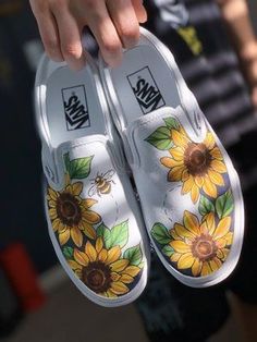 Shoe Art Ideas, Clothes Painting, Jean Art, Vans Shoes Women, Shoe Painting, Custom Vans Shoes