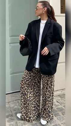 Street Style 2024 Fall, Outfit Inspo Fall Street Fashion 2024, Blazer Outfit Fall, Nice Dinner Outfits, Blazer Outfits Casual, Milan Street Style, Outfit Trends, Layering Outfits, Autumn Street Style