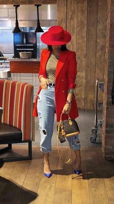 Elegante Casual, Classy Casual Outfits, Red Coat, Casual Chic Outfit, Outfits With Hats, Fall Fashion Outfits, Lookbook Outfits, Winter Fashion Outfits