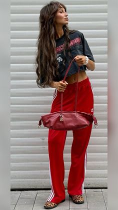 STREET STYLE 2024 SUMMER Street Style Sweatpants Outfit, Street Style Sweatpants, What To Wear With Sweatpants, Adidas Track Pants Outfit, Adidas Superstar Outfit, Superstar Outfit, Track Pants Outfit