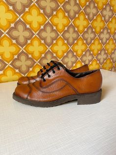 Original and super rare 70s shoes made of brown leather. Size: UK 8 / EU 42 Very good vintage condition. Please note the photos. ℹ️ I have several moving boxes full of beautiful shoes from the 70s, so there are still a few more available in my shop. Some of these shoes were worn in the film "Lindenberg! Do your thing". Cool, right?! If you have any questions or concerns: just text me🌞☮️ (I am selling here as a hobby. Therefore, this is a private sale: the goods are sold without any warranty. If 70s Women Shoes, 70s Shoes, 70s Women, Mid Century Vintage, Tie Shoes, Womens Oxfords, Lace Up Shoes, Beautiful Shoes, Shoe Laces