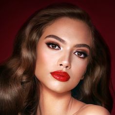 7-piece kit & complimentary makeup bag for a gorgeously glamorous makeup look! Bombshell Makeup, Bright Red Lipstick, Eyeshadow Pencil, Makeup Icons, Chic Makeup, Glamorous Makeup, Affordable Makeup, Eyeliner Pen, Va Va Voom