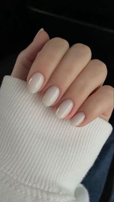 Nails Clean Girl Aesthetic, Round White Nails, Almond Milky White Nails, Short Almond White Nails, Basic Nails Short, White Nails Natural, Natural French Nails, Spring Break Nails, Henna Nails