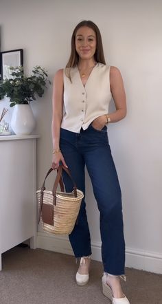 Beige Waistcoat Outfit, Fashion For Short Women Petite Style, Waistcoat Outfits, Beige Outfits, Korean Fashion Women Dresses, Waistcoat Outfit, Petite Style Outfits, Casual Oufits, Outfits Mom