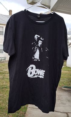 Vintage Style Bowie tee! Bowie Shirt, Elegant Shirt, Tailored Shirts, Mode Vintage, Style Shirt, Vintage Stil, New Outfits, Tank Shirt, Cotton Shirt