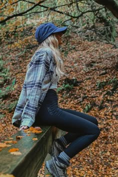 Hiking Outfit Autumn Women, Cute Summer Outdoor Outfits, Outdoor Job Outfits, Grey Hiking Boots Outfit, Hiking Outfit For Fall, Mountain Fall Outfits, Colorado Aesthetic Outfits Fall, Cute Hiking Pants, Hiking Socks Outfit