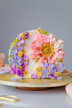 Birthday party decor inspo, birthday party decor ideas, cute birthday party, cute birthday cakes, floral cakes ideas, fancy cakes Birthday Party Decorating Ideas, Spring Cake Designs, Cute Birthday Cake, Party Decorating Ideas, Flower Cake Design, Cute Birthday Party, Buttercream Cake Decorating, Spring Cake, Cute Cake