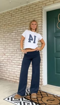 Cute Outfits For Average Size Women, Basic Fit Ideas, Thrifting Basics, College Class Outfits Summer Casual, Trending Outfits 2024, In Style Outfits, Basic School Fits, Class Outfits College, Edikted Outfit Aesthetic