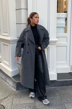 New York Winter Outfit, January Outfits, Mantel Outfit, Long Coat Outfit, Nyc Winter Outfits, December Outfits, Ny Outfits, Nyc Outfits, New York Outfits