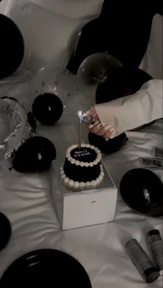 birthday celebration aesthetic Black Cake Inspo Birthday, Dark Bday Aesthetic, Black Cake Photoshoot, Mini Cake Black And White, Black Bday Aesthetic, Aesthetic Bday Cakes Black, Black Mini Cake, Birthday Black Theme, Black Aesthetic Birthday