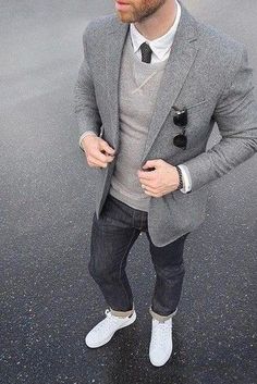 Perfectionne le look chic et décontracté avec un blazer en laine gris et un jean gris foncé. Pourquoi ne pas ajouter une paire de des baskets basses en cuir blanches à l'ensemble pour une allure plus décontractée? Smart Casual Dinner Outfit, Mens Fashion Smart, Gentleman Style, Fashion Mode, Suit And Tie, Outfit Casual, Wool Blazer, Womens Fashion Trends, Stylish Men