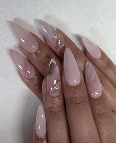 December Nail Inspo 2024, Simple Nail Combinations, Acrylic Nails Ideas Oval Shape, Almond White Design Nails, Neutral Beach Nails Vacation, Streetwear Nails Almond, Medium Length Winter Nails, Almond Inspo Nails, Neutral Elegant Nails