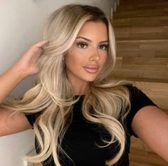 Blonde Balayage Hair Extensions, Hombre Blonde Hair, Bright Blonde Hair Dark Roots, Blonde Hair Dark Eyebrows Brown Eyes, Streaky Blonde Hair, Platinum Blonde Hair Root Smudge, Bright Blonde With Shadow Root, Warm Blonde With Shadow Roots, Platinum Blonde With Shadow Root