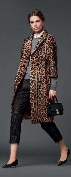 what's wrong with her foot? Mantel Outfit, Leopard Fashion