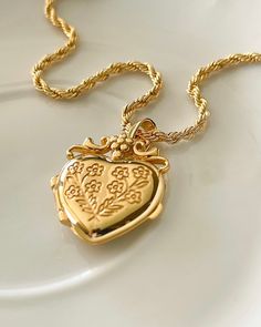 Bday Wishlist Ideas, 22nd Bday, Locket Jewelry, Necklace Aesthetic, Soft Dramatic, Real Gold Jewelry, Jewelry Lockets, Gold Locket