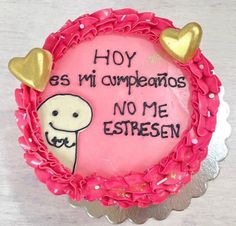 a cake decorated with the words hoy es mi cumpleanos no me estresn