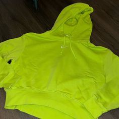 Never Worn Cropped Nike Hoodie Neon Bright Green Color Yellow Sweatshirt With Ribbed Cuffs For Spring, Yellow Ribbed Cuffs Sweatshirt For Spring, Yellow Tops With Ribbed Cuffs For Streetwear, Nike Green Athleisure Hoodie, Casual Green Nike Hoodie, Nike Green Athleisure Sweatshirt, Nike Sporty Green Hoodie, Nike Green Sporty Hoodie, Yellow Hoodie For Streetwear