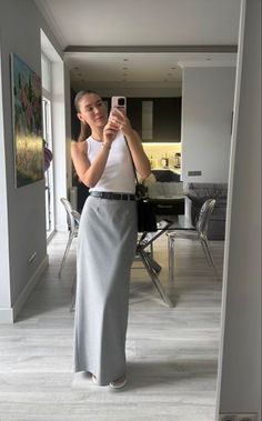 #lookneutro #combinaçãodecores  #verão #coloraçãopessoal Grey Maxi Skirt Outfit, Elegant Skirt Outfits, Gray Skirt Outfit, Long Grey Skirt, Skirt Outfit Summer, Green Maxi Skirt, Chose Outfit, Long Skirt Fashion, Work Fits