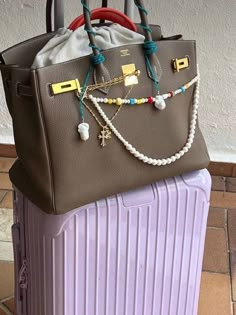 Accessorizing Bags, Bag Charms Aesthetic, Charms Aesthetic, Vivienne Westwood Shop, Designer Luggage, Fall Trend, Bag Decoration, Handbag Essentials, Trend 2024