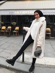 How to Wear Ankle Boots With Skinny Jeans Like a Pro | Who What Wear UK Boot Outfits, Stile Hijab, Boots Outfit Ankle, Street Hijab Fashion, Modern Hijab Fashion, Mode Turban, Hijab Style Casual, Hijabi Outfits Casual, Grunge Look