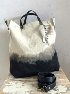 Sac Diy, Handcrafted Knife, Sac Week End, Sewing Blogs, Eco Bag, Linen Bag, Denim Bag, Fabric Bags, How To Dye Fabric