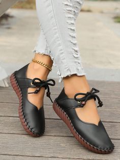 Black Comfortable Casual Flats, Comfortable Black Casual Flats, Comfortable Casual Black Flats, Casual Black Comfortable Flats, Casual Black Lace-up Flats, Black Lace-up Flats For Fall, Black Round Toe Flats For Fall, Black Casual Slip-on Flats, Casual Black Closed Toe Flats