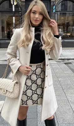 Classy Winter Outfits, Diy Vetement, Elegante Casual, Paris Outfits, White Coat, Winter Fashion Outfits, Fall Winter Outfits