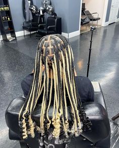 Black And Blonde Knotless, Blonde Knotless Box Braids, Braid Styles For Black Women, Low Bun Hair, Box Braids With Curly Ends, Blonde Knotless, Braids With Curly Ends, Sleek Braided Ponytail, Blonde Kids