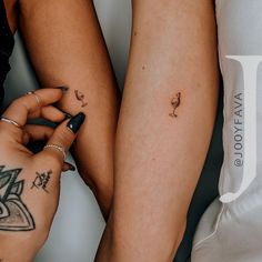 Small Tattoos & Ideas - MATCHING 34 Mom and Daughter Tattoo Models Unique Friendship Tattoos, Mom And Daughter Tattoo, Small Bff Tattoos, Small Friendship Tattoos, Group Tattoos, Matching Bff Tattoos, Cute Matching Tattoos