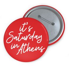 a red button with the words it's saturday in athenes on it