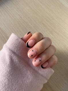 Uñas Short Black Nail Designs Gel, Short Nail Designs Minimal Natural, Extra Short Nails Ideas, Short Gelish Nails, Black Nail Inspo Short, Nails With Black Dress, Short Nail Designs Minimal, Subtle Nail Designs, Fake Nails Designs