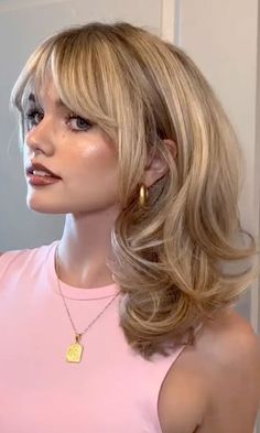 Stylish Haircuts with Curtain Bangs: Transform Your Look Butterfly Layers With Fringe, Brown Hair With Short Curtain Bangs, Short Layered Haircuts With Curtain Bang, Blonde And Bangs, Rachel Haircut With Bangs, Butterfly Curtain Bangs, Short Haircuts Blonde Hair, Short Blonde Hair With Bangs And Layers, 90s Haircut Midlength