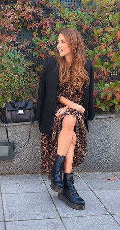 Dr Marten Dress Outfit, Cheetah Print Dress Outfit, Outfit Botas, Rok Outfit, Leopard Print Outfits, Chic Winter Outfits, It Girls, Outfit Mujer, Looks Street Style