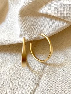 Delicate Gold Hoop Earrings, Minimalistic Gold Earrings, Solid Gold Hoop Earrings, Aesthetic Gold Earrings, Nice Gifts, Jewelry Lookbook, Bijoux Diy, Dream Jewelry, Jewelry Earrings Hoops