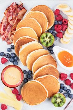 pancake breakfast bar Diy Waffles, Brunch Charcuterie, Breakfast Charcuterie, Pancake Bar, European Breakfast, Smoked Salmon Breakfast, Waffle Recipe Healthy, Shower Foods, Brunch Board