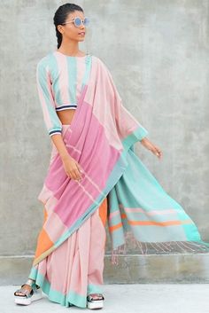 Formal Saree, Cotton Saree Blouse Designs, Basketball Courts, Soft Colour, Modern Saree, Pakistan Fashion, Designer Saree Blouse Patterns, Saree Look, Half Saree