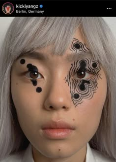 Alien Look Makeup, Cool Hooded Eye Makeup, Eye Makeup No Mascara, Easy Artistic Makeup Ideas, Spiral Eye Makeup, Rbf Makeup, Makeup Designs Art, Negative Space Makeup, Wolf Eye Makeup