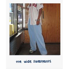 신축성 있는 허리 밴드와 넓은 소맷단이 있는 편안한 와이드 스웨트팬츠. Wide Sweatpants, Cartoon Man, Wide Cuff, Fabric Material, Organic Cotton, Sweatpants, Elastic, Fabric, Quick Saves