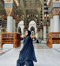 Umrah Outfit, Scarf Fashion Photography, Islamic Modest Fashion, Muslim Pictures, Hijab Styles