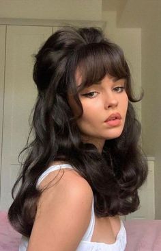 Chic and Fabulous: Hairstyles to Make Heads Turn 80's Hairstyle, 60s Hair, Fringe Hairstyles, Retro Hairstyles, Formal Hairstyles, Haircuts With Bangs, Hairstyles Haircuts, Vintage Hairstyles, Down Hairstyles