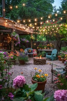 Summer House Garden Backyard Ideas, Back Porch On A Budget, Small Garden Plants Ideas, Beautiful House Garden, Small House Outdoor Design, Cute Front Garden Ideas, Covered Garden Area, Landscape Backyard Design, Patio Home Backyard Ideas