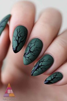 Dark Green Tree Branch Nails: For a more subtle spooky look, these dark green nails with tree branch details are perfect. The matte finish gives them an elegant yet eerie vibe. Visit nailhow.com for more Halloween nail inspiration and don’t forget to save this pin! 🌳💚 Nail Tip Styles, Spooky Aesthetic Nails, Nail Tree Design, Spooky Tree Nails, Halloween Nail Designs Green, Green Tree Nails, Halloween Nails Witch Theme, Spooky Green Nails, Forest Witch Nails