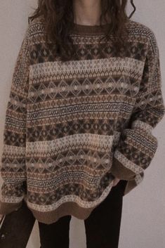 Oversized Grandpa Sweater, Oversized Grandma Sweater, Wooly Jumper Aesthetic, Grandpa Jumper Aesthetic, Outfits With Big Sweaters, Autumn Jumpers Fall Outfits, Patterned Sweater Outfit, Knitted Jumper Aesthetic, Christmas Jumper Aesthetic